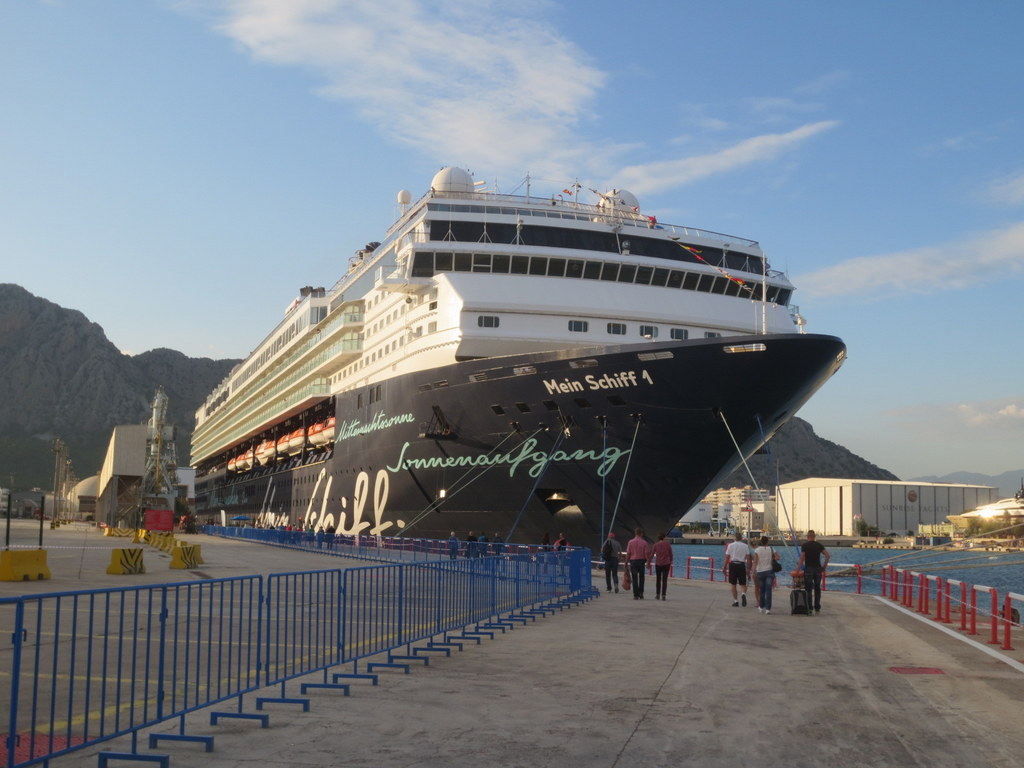 Die Mein Schiff 1 im Hafen von Antalya