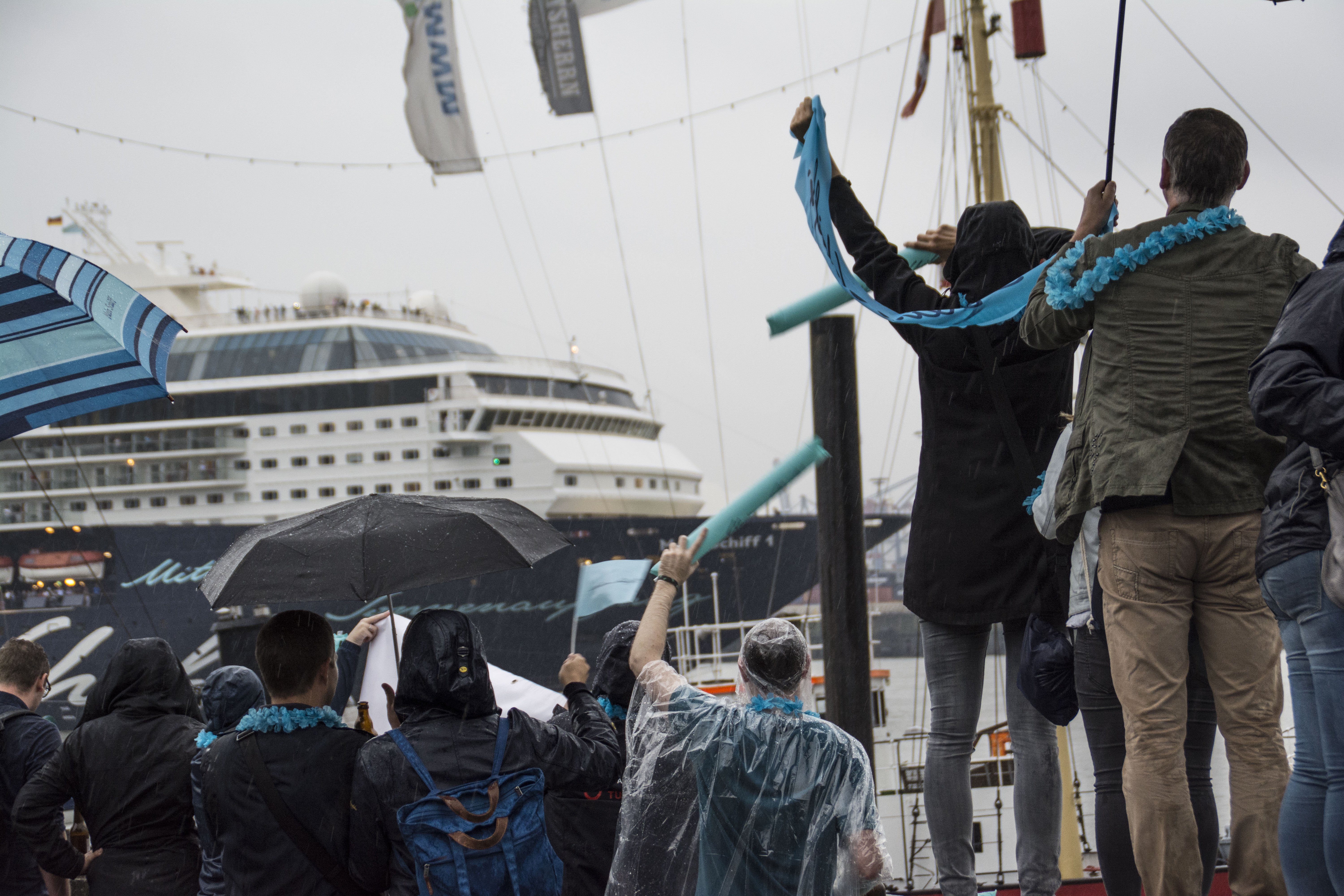 TUI Cruises Mitarbeiter winken der Mein Schiff 1 in Hamburg zum Abschied 