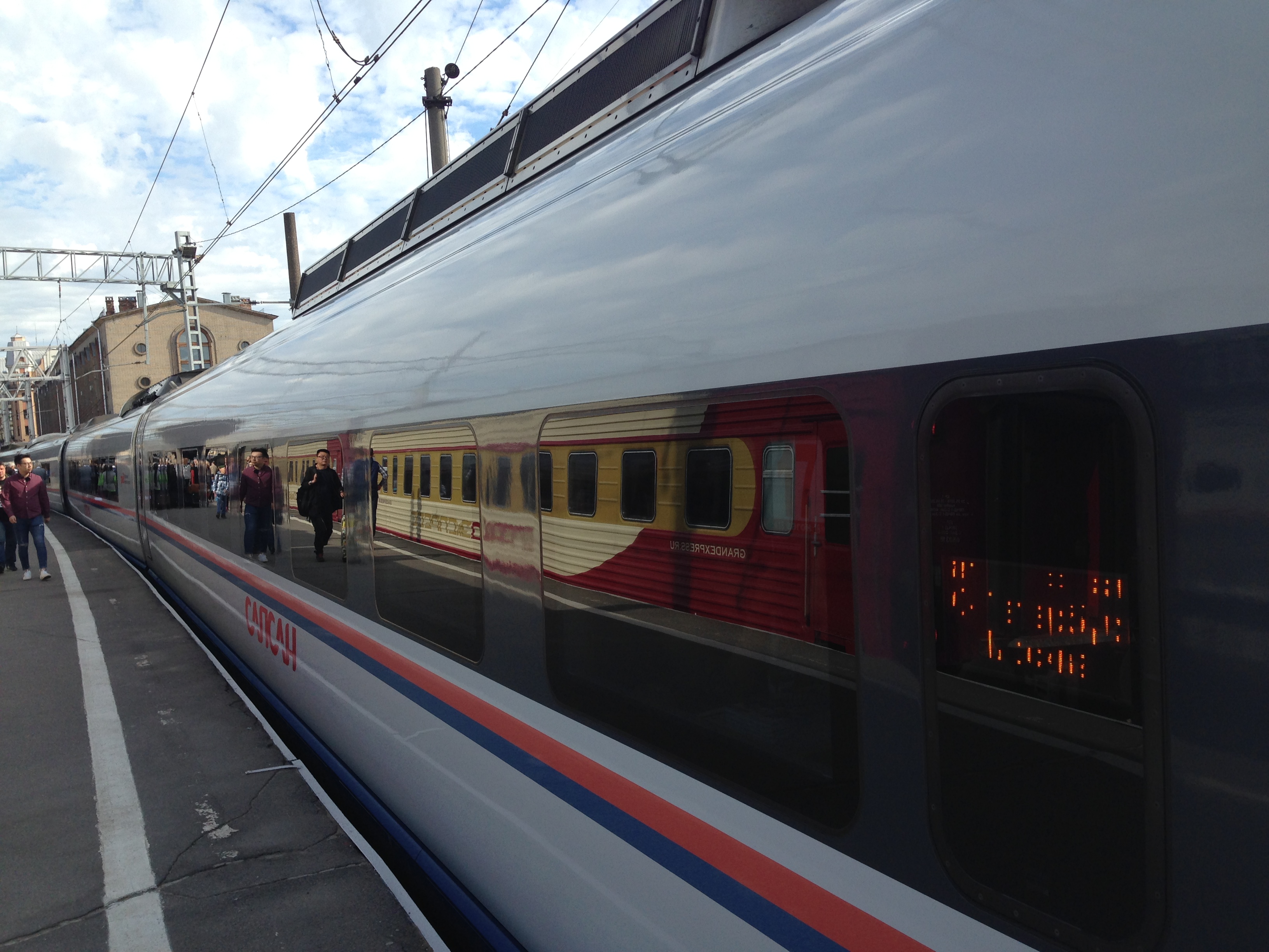 Der Sapsan Schnellzug verbindet St. Petersburg und Moskau in rund vier Stunden