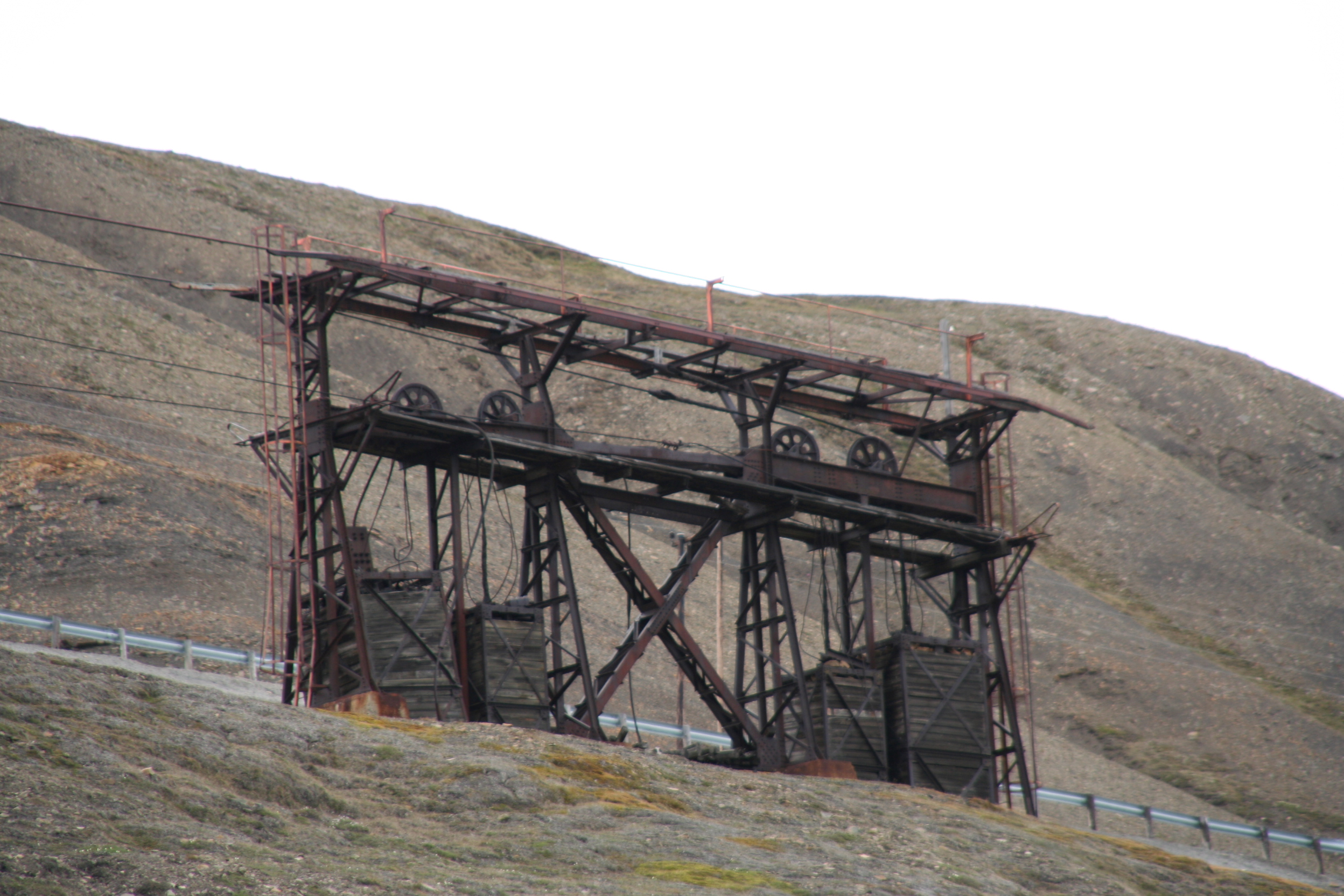 Eine Transportanlage von den alten Kohleförderanlagen in Spitzbergen