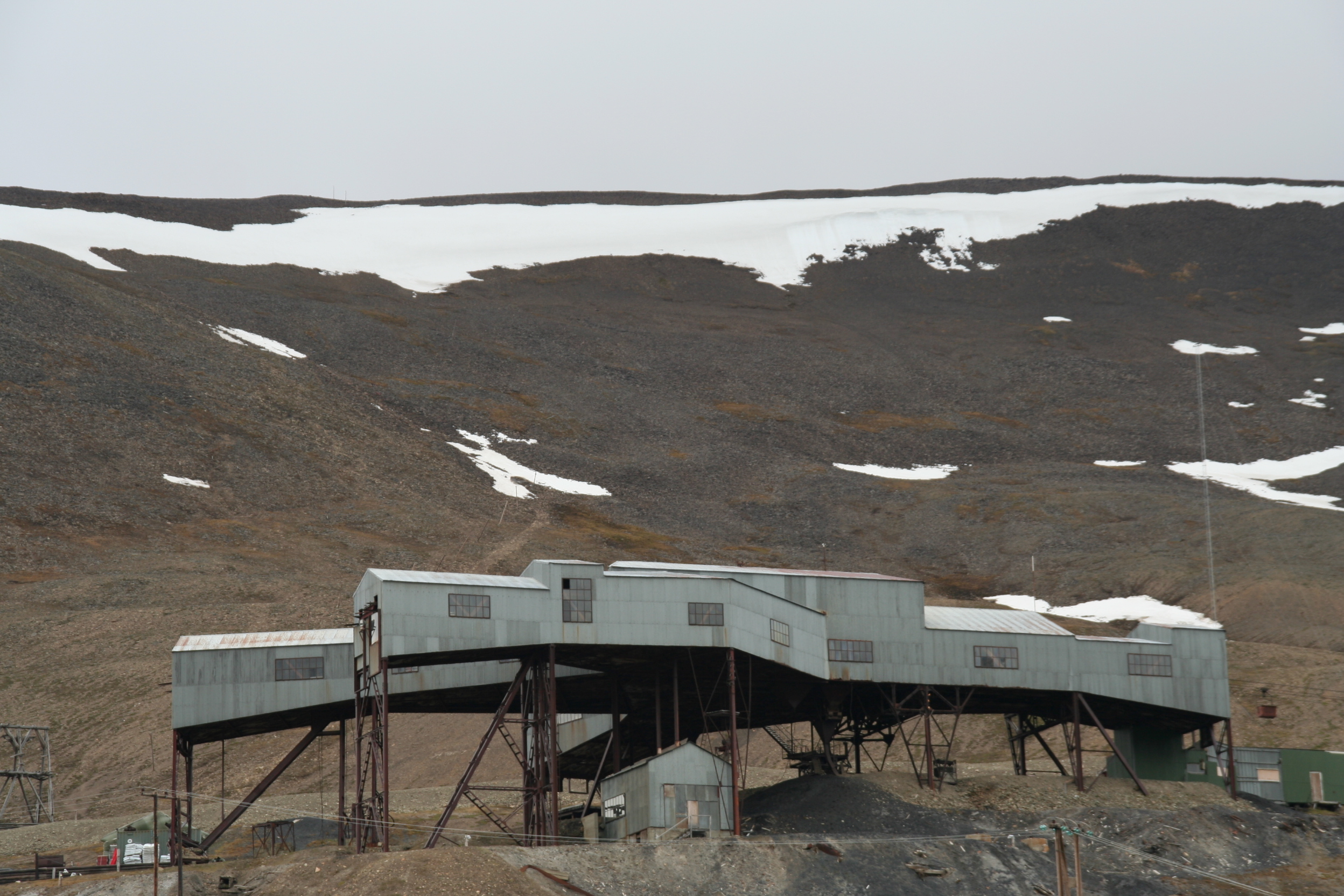 Eine Verteilerstation der alten Kohleförderanlagen in Spitzbergen