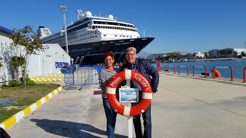 Die Mein Schiff Gäste Vries bei der Einschiffung in Antalya