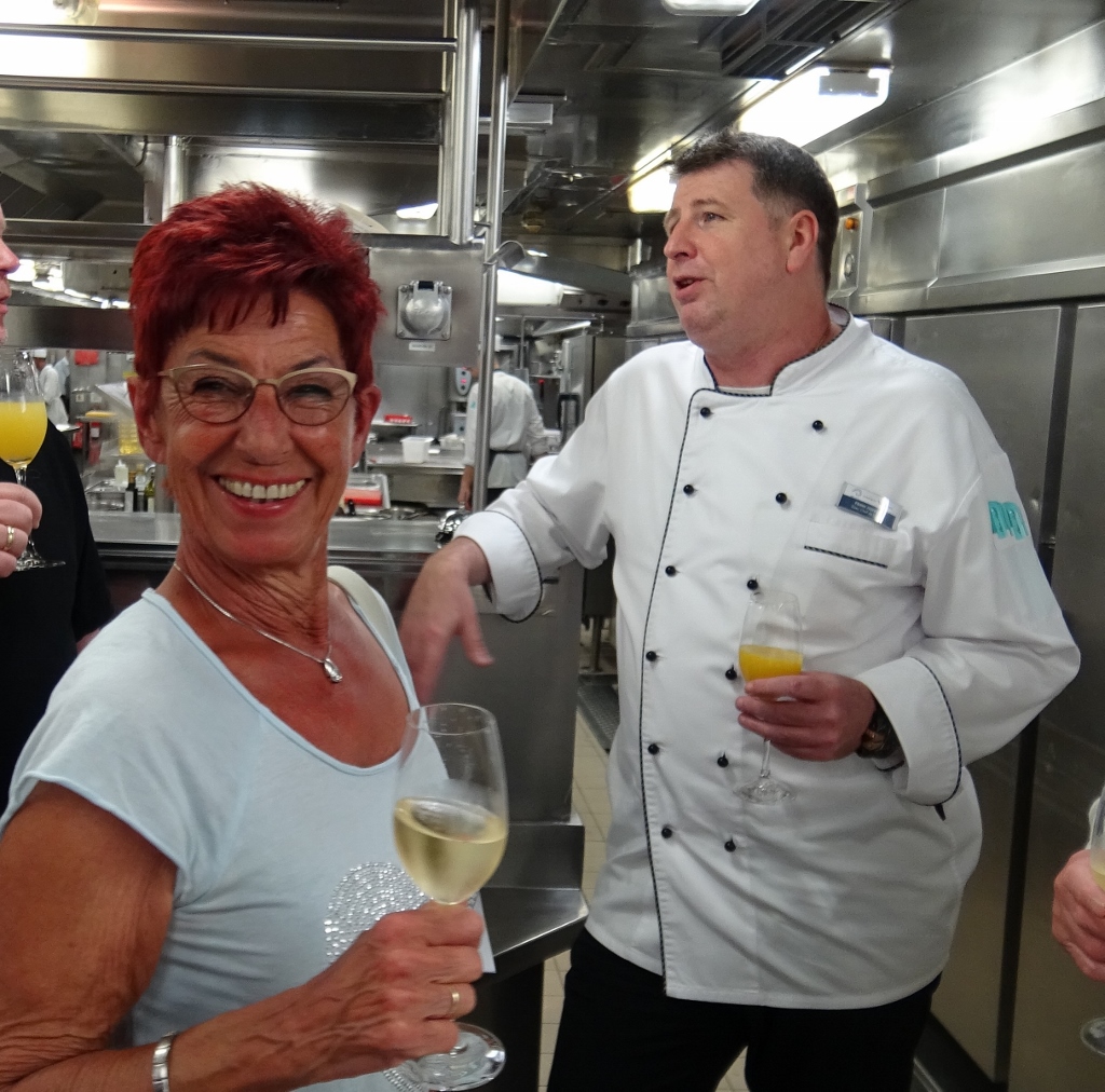 Mein Schiff Gast Doris Vries bei der Küchenbesichtigung auf Mein Schiff 1