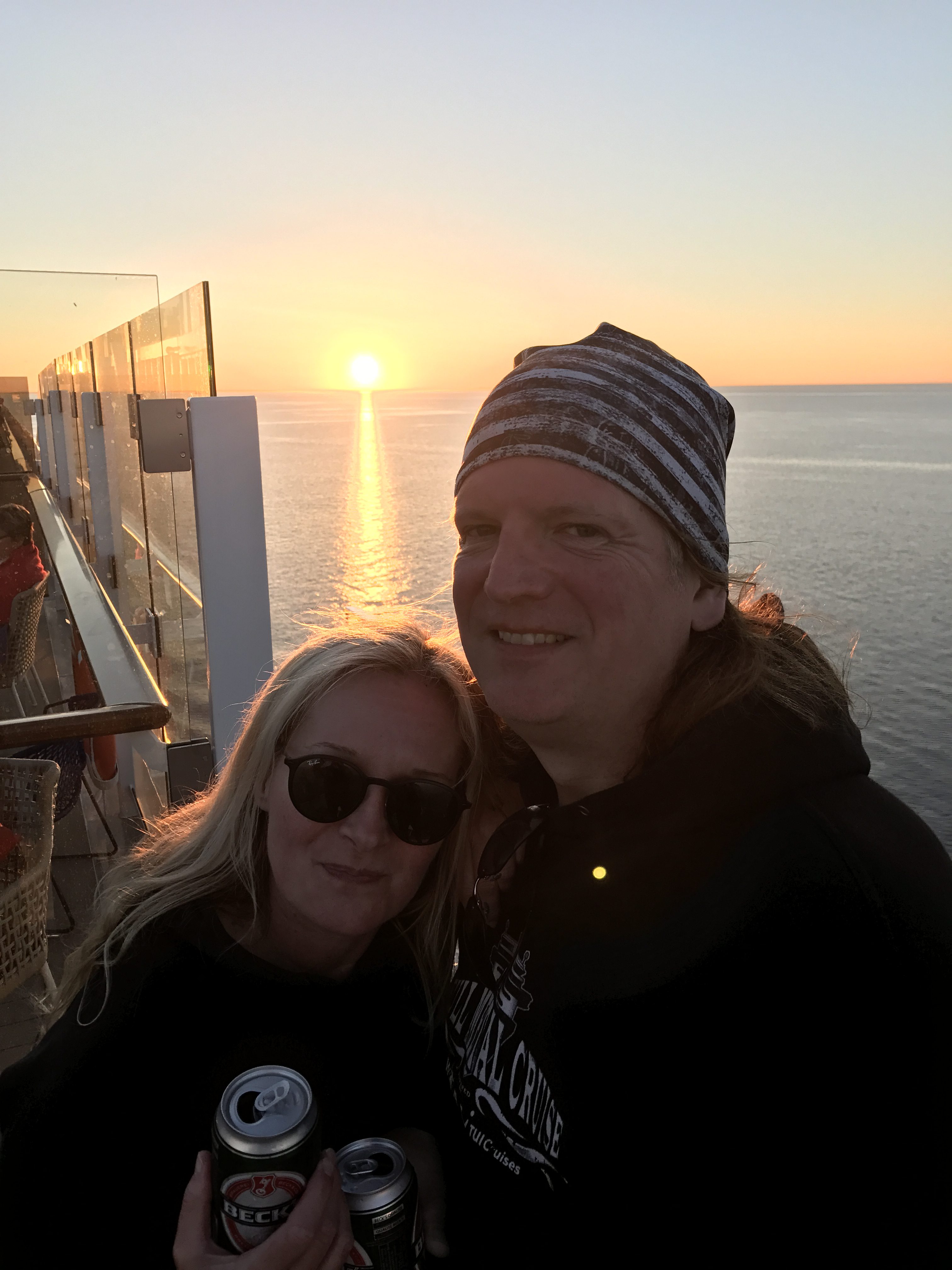 Ein TUI Cruises Wohlfühlmoment - ein kaltes Bier im Sonnenuntergang