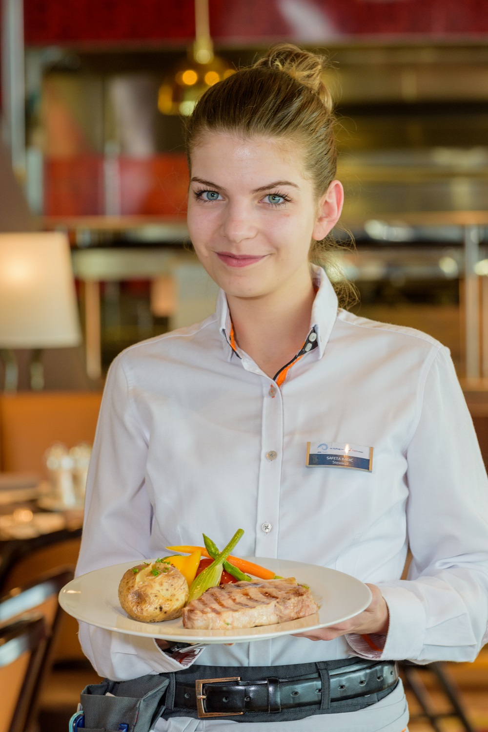 Safeta Kadic: Junior Steward im Restaurant Surf & Turf – Steakhouse auf der Mein Schiff Flotte