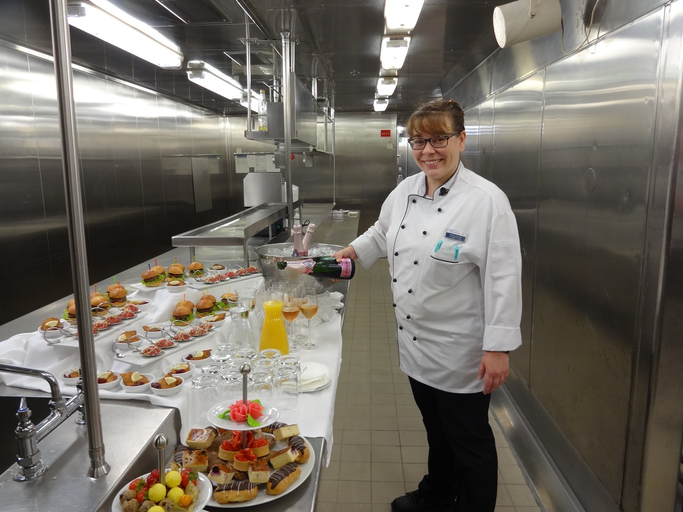 TUI Cruises Küchenchefin Miriam Graf bei der Küchenführung