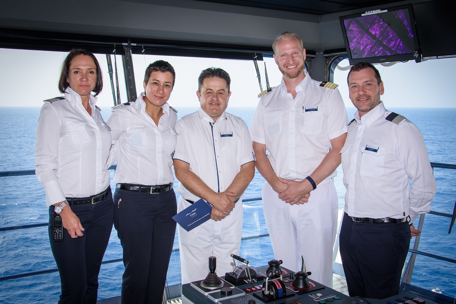 Mein Schiff Urlaubsheld im August 2018: Bar Steward Ali Koroglu mit seinen Vorgesetzten