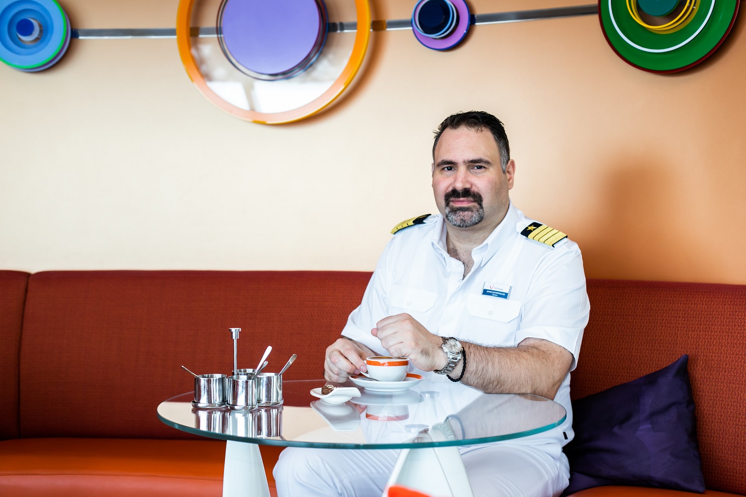 Hier ist Kapitän Alevropoulos besonders gern: Die Cafe Lounge auf der Mein Schiff 3