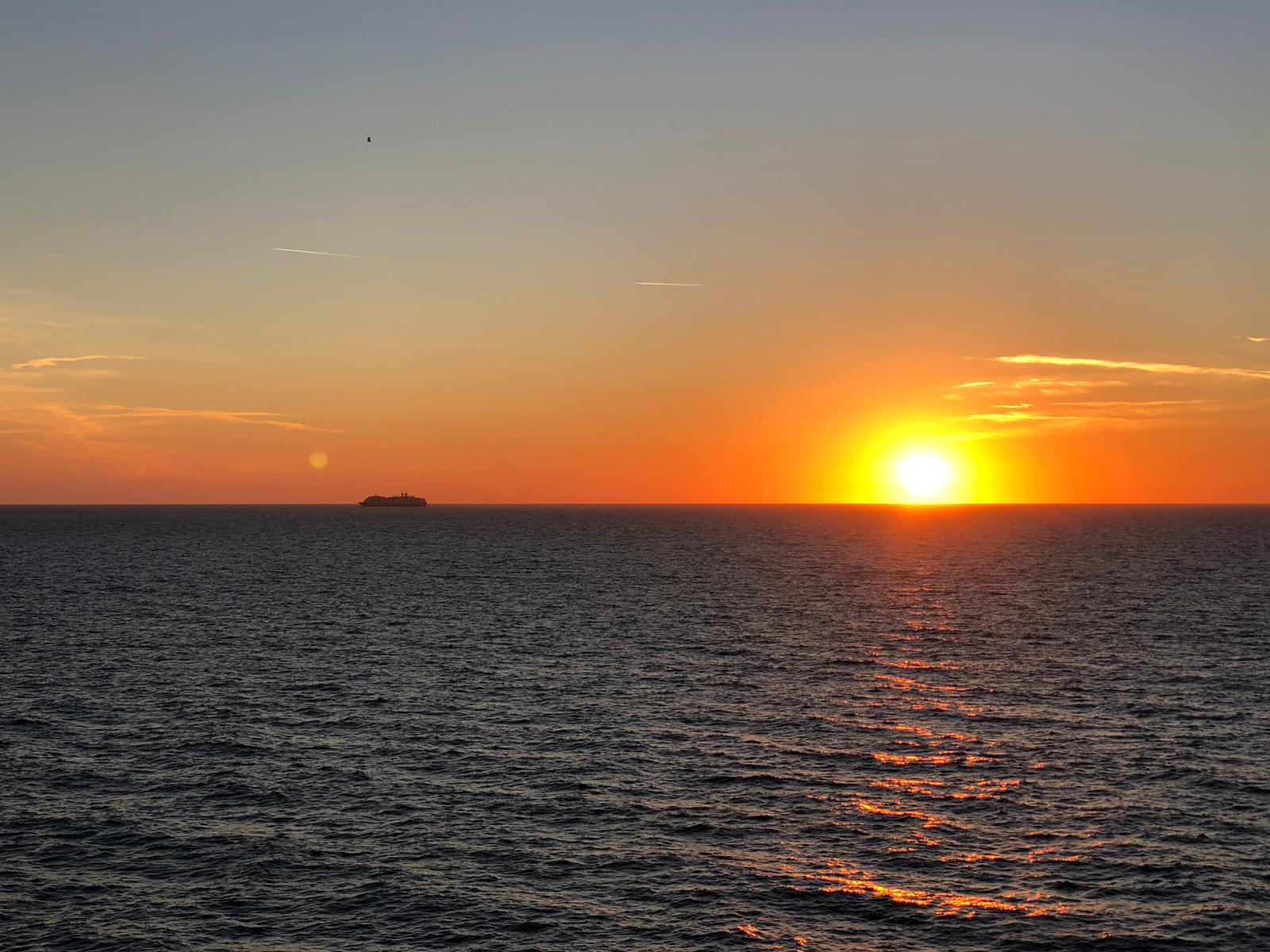 So geht Kreuzfahrt: Sonnenuntergang auf der Mein Schiff 5