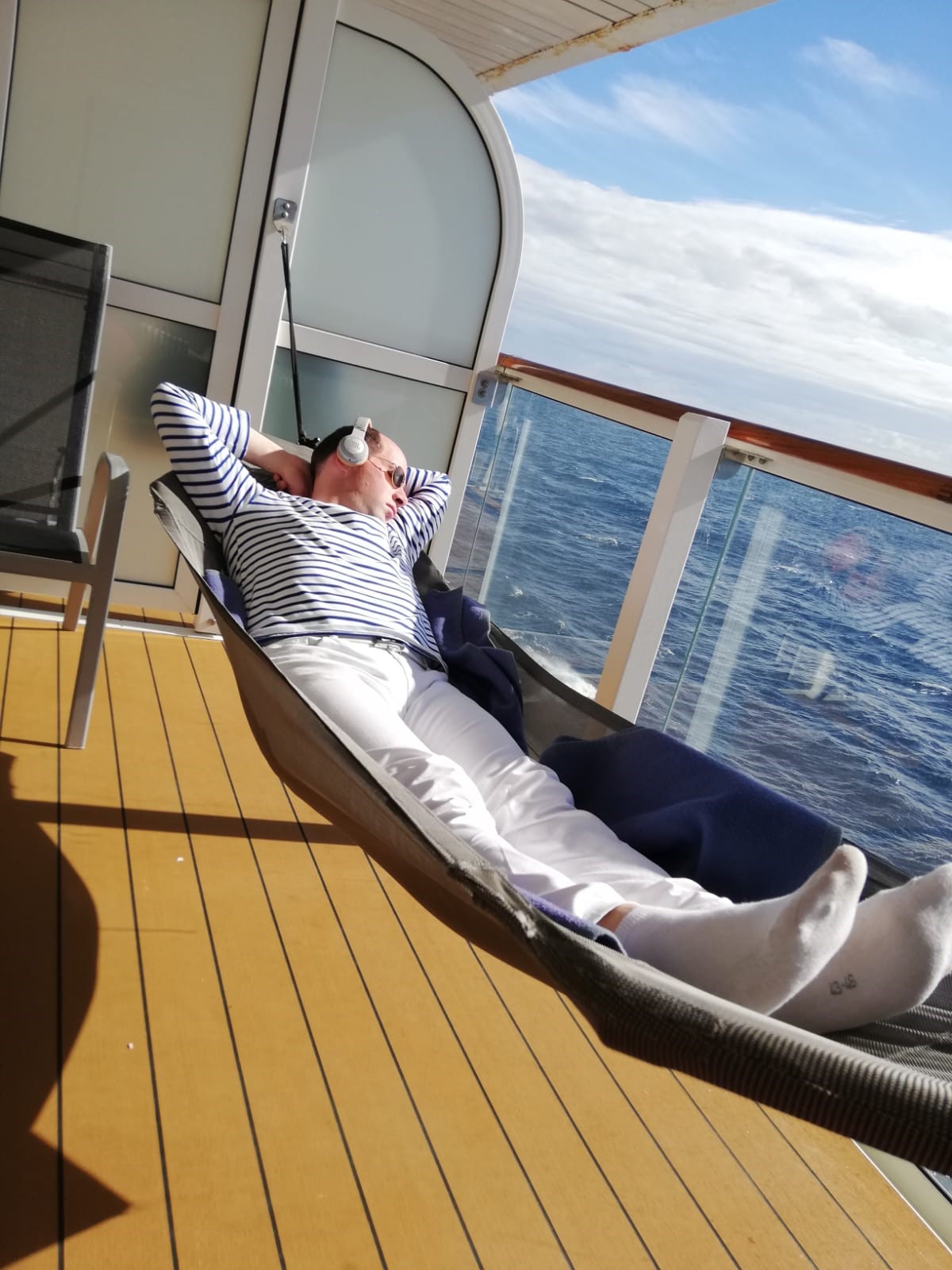 Mein Schiff Blog Gastautor Tobias Fink geniesst die Hängematte auf seinem Balkon