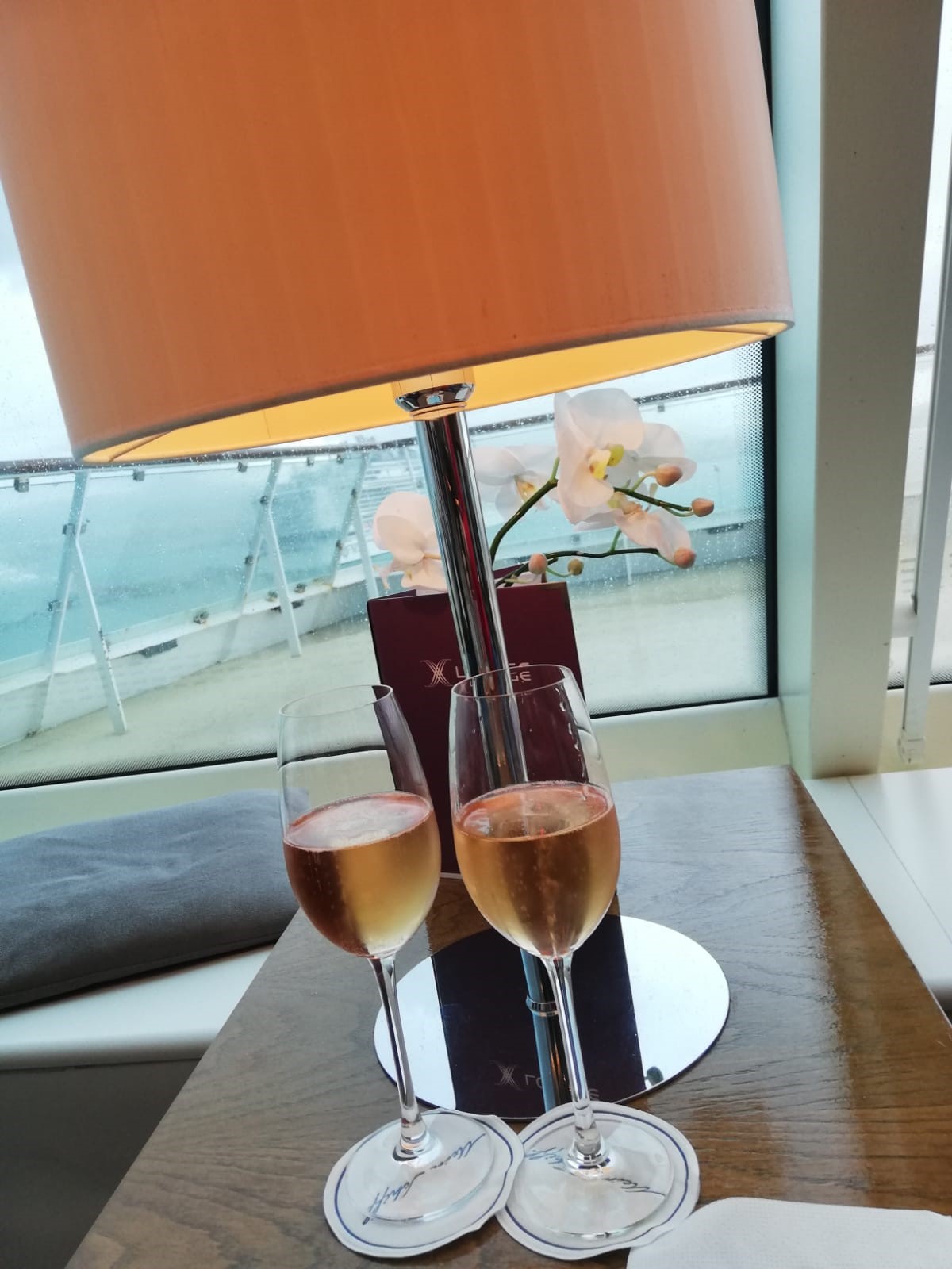 Leckerer Champagner in der Mein Schiff X Lounge