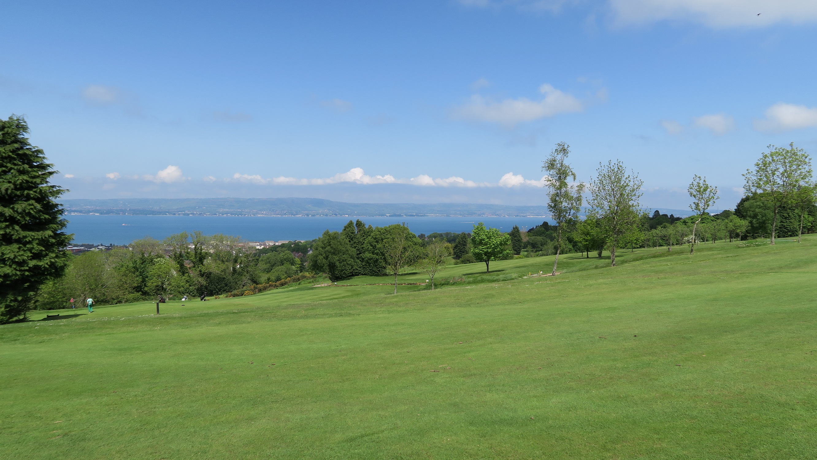 Mein Schiff Golfausflug: Hügeliger Platz mit Meerblick, Holywood Golf Club, Belfast
