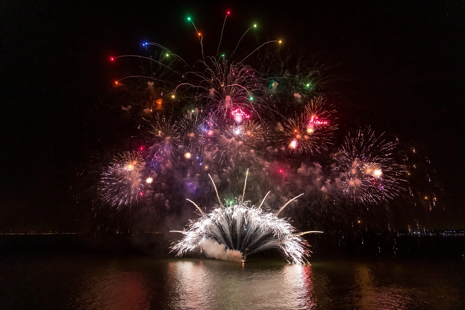 Spektakuläres Feuerwerk bei der Premierenfeier der Mein Schiff Herz von TUI Cruises