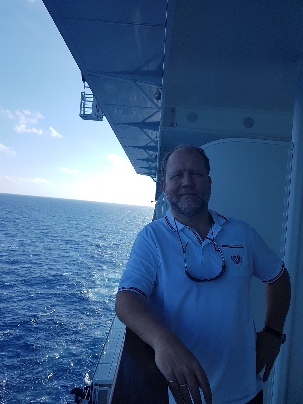 Mein Schiff Gast: Lutz Vieweg an der Reling auf dem Balkon