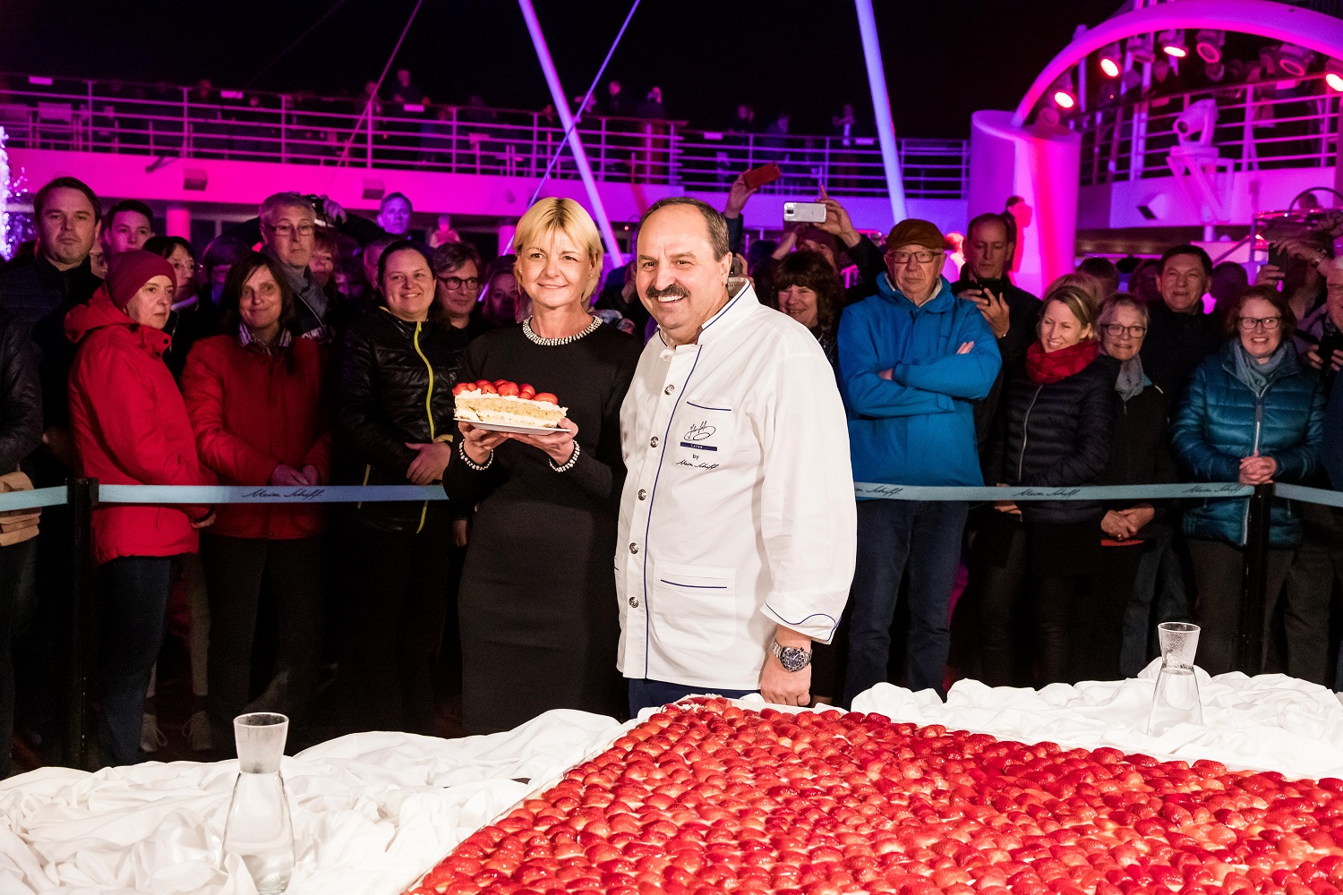 Johann Lafer und Anja Fichtel und die riesengroße Torte bei der Premierenfeier der Mein Schiff Herz
