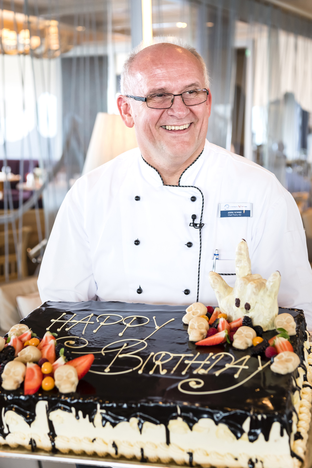 TUI Cruises Patisserie-Chef Jörg Schmid mit der speziellen Geburtstagstorte