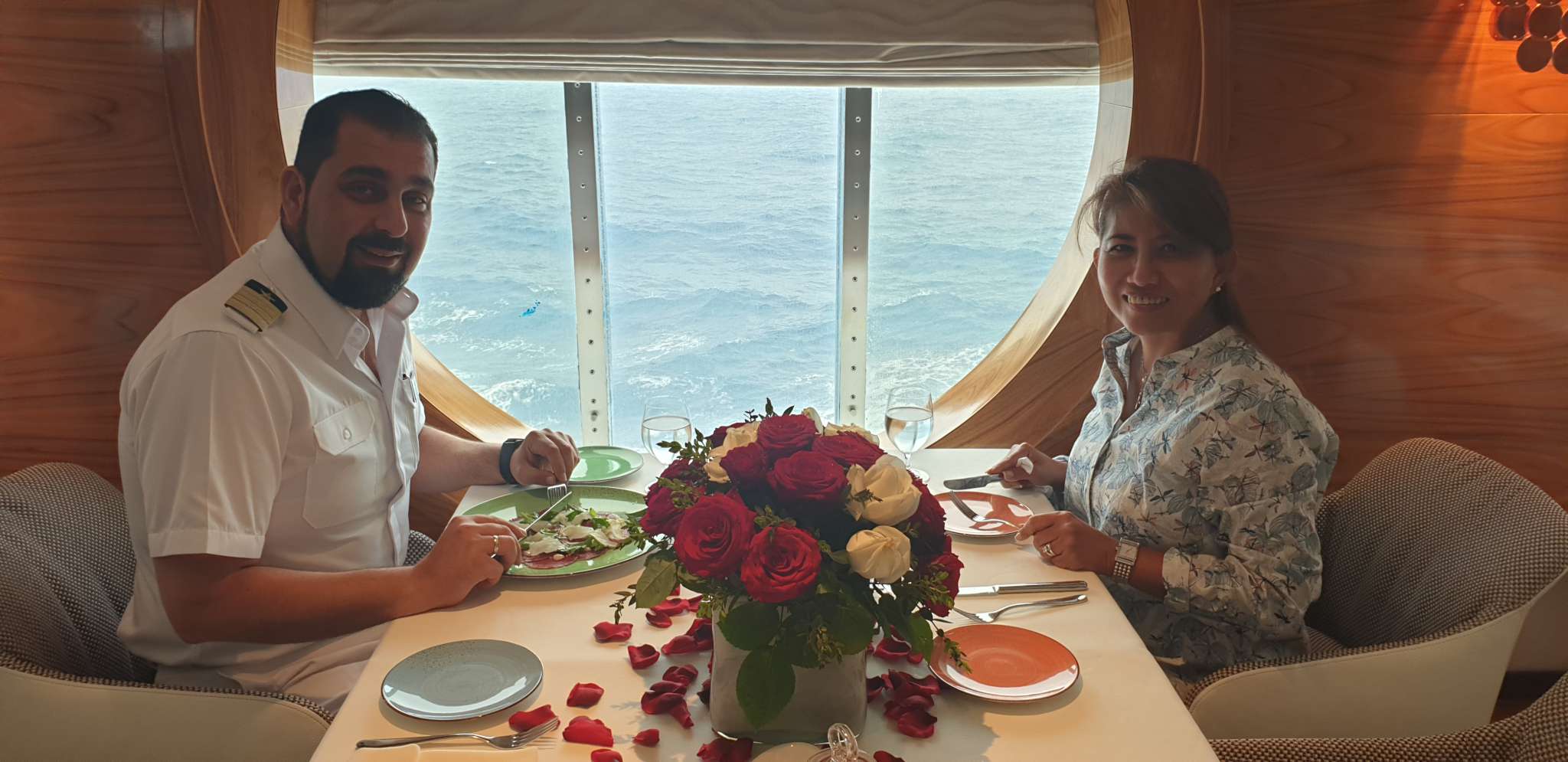 Mein Schiff Kapitän Panagiotis Varotsos und seine Frau im Restaurant La Spezia