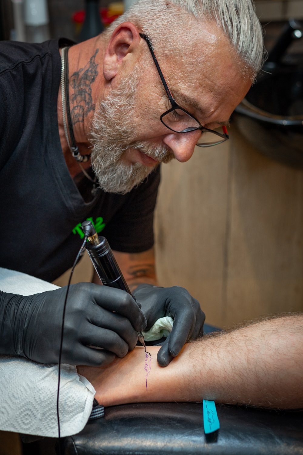 Hochkonzentriert: Tattoo Künstler Chris Krafft an Bord der Mein Schiff 2