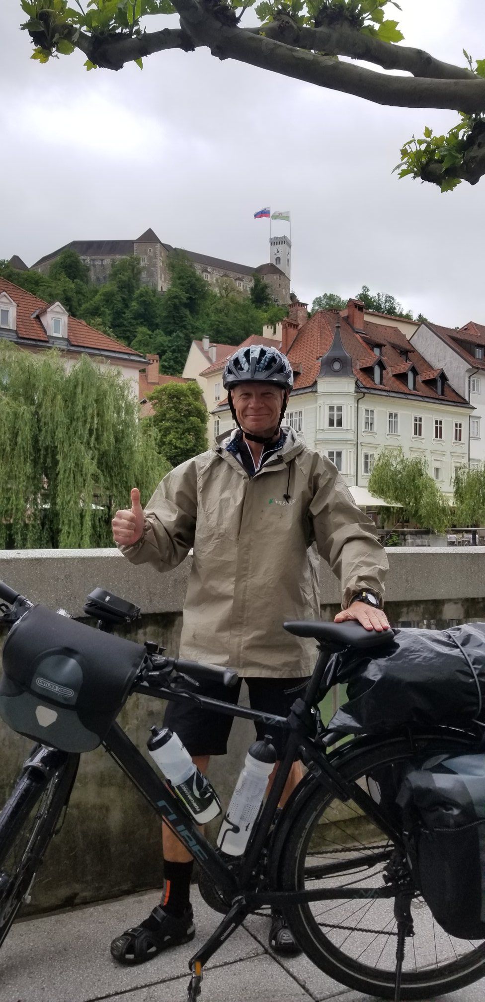 Für den guten Zweck: Todd Burgman, Kapitän der Mein Schiff 6, fährt in seinem Urlaub mit dem Fahrrad von Triest nach Kiel und sammelt damit Geld für die TUI Cruises Patenschaft.