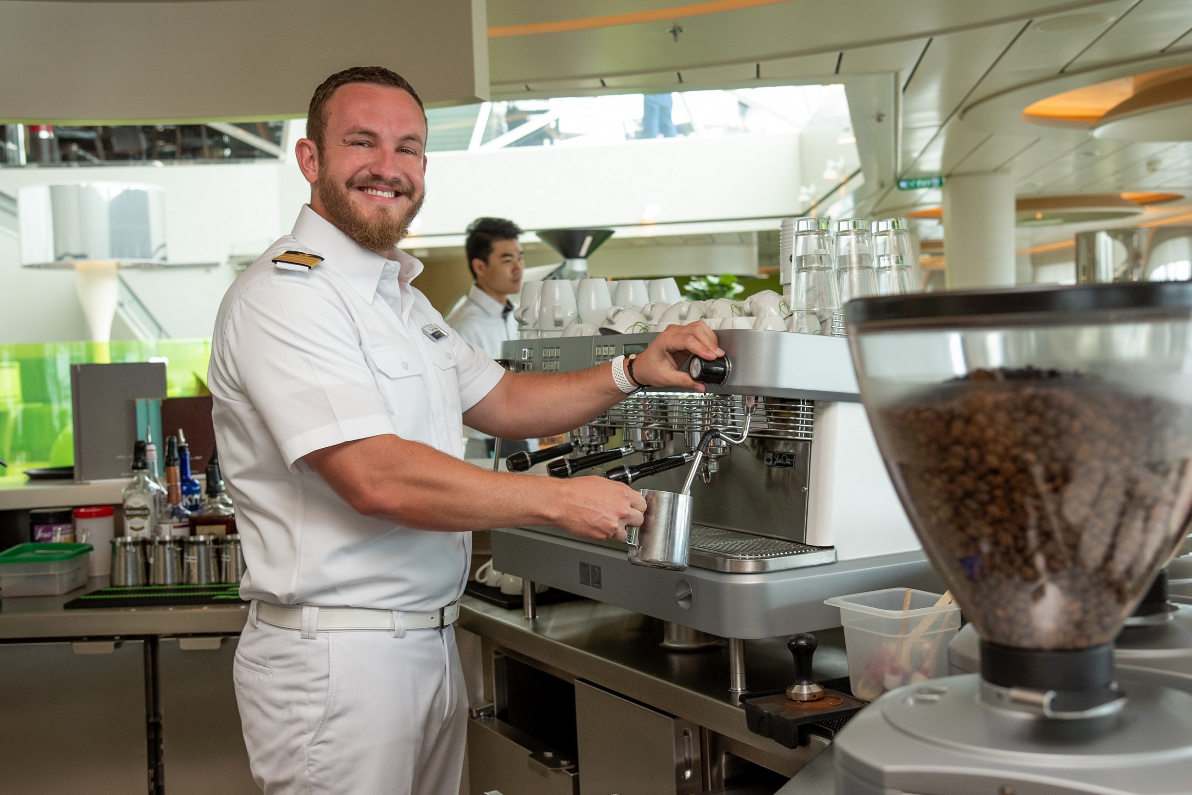 Mit einem Kaffee in der Hand die Weite des Meeres genießen - für Kapitän Jan Fortun ein tolles Gefühl